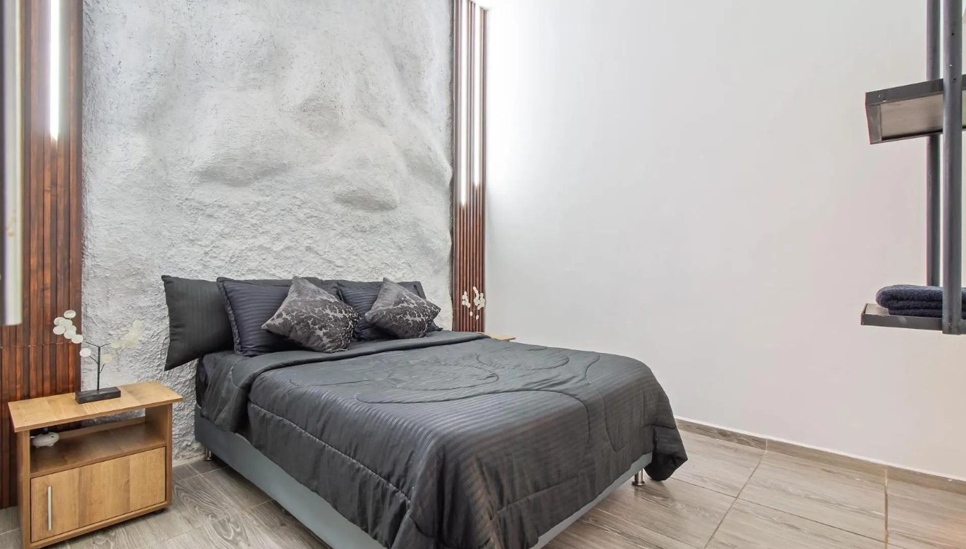 6 Bedroom With Jacuzzi 1 Block From Lleras P10 Medellin