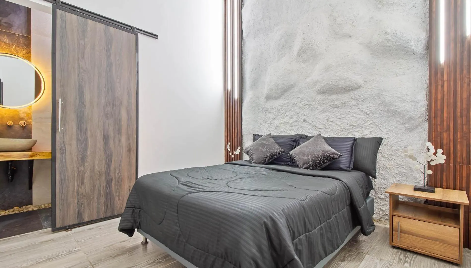 6 Bedroom With Jacuzzi 1 Block From Lleras P10 Medellin 0*,  Colombia