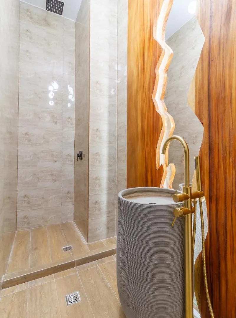 6 Bedroom With Jacuzzi 1 Block From Lleras P10 Medellin Apartment