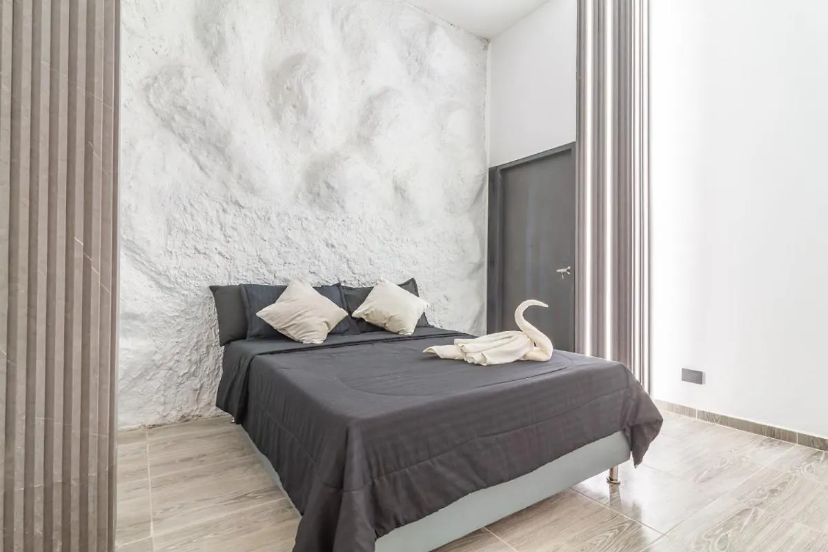 Apartment 6 Bedroom With Jacuzzi 1 Block From Lleras P10 Medellin Colombia