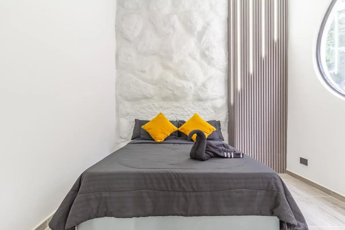 6 Bedroom With Jacuzzi 1 Block From Lleras P10 Medellin 0*,  Colombia