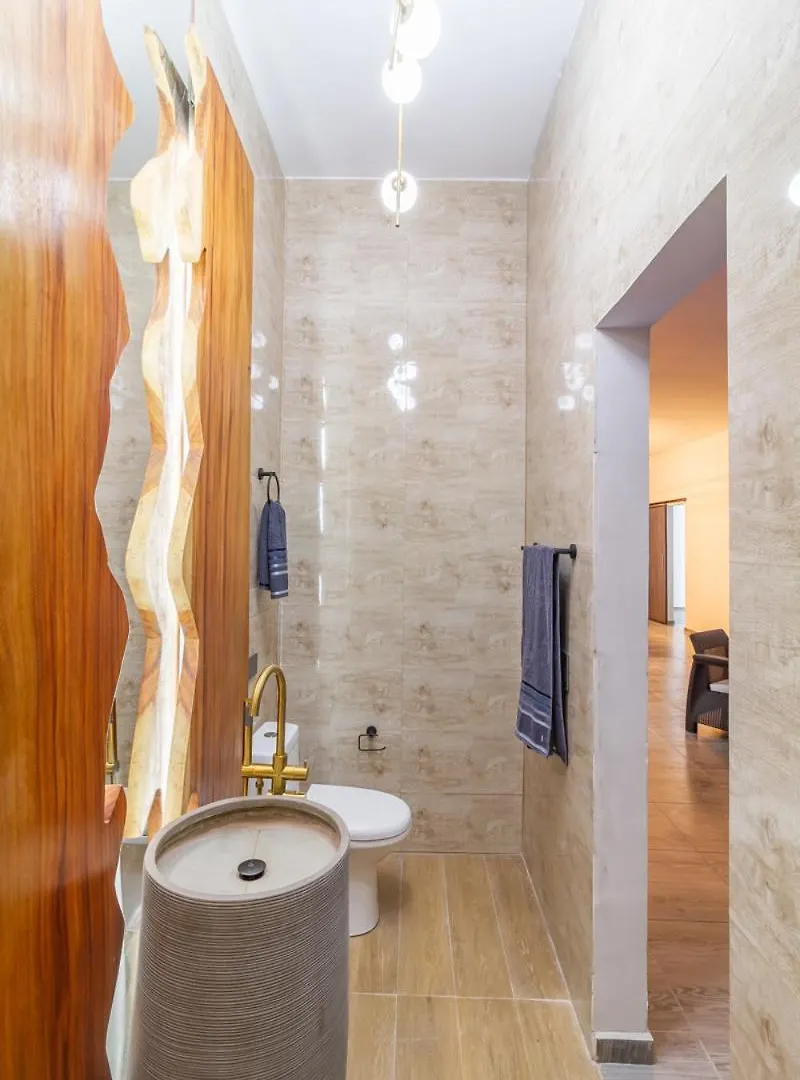 6 Bedroom With Jacuzzi 1 Block From Lleras P10 Medellin Apartment