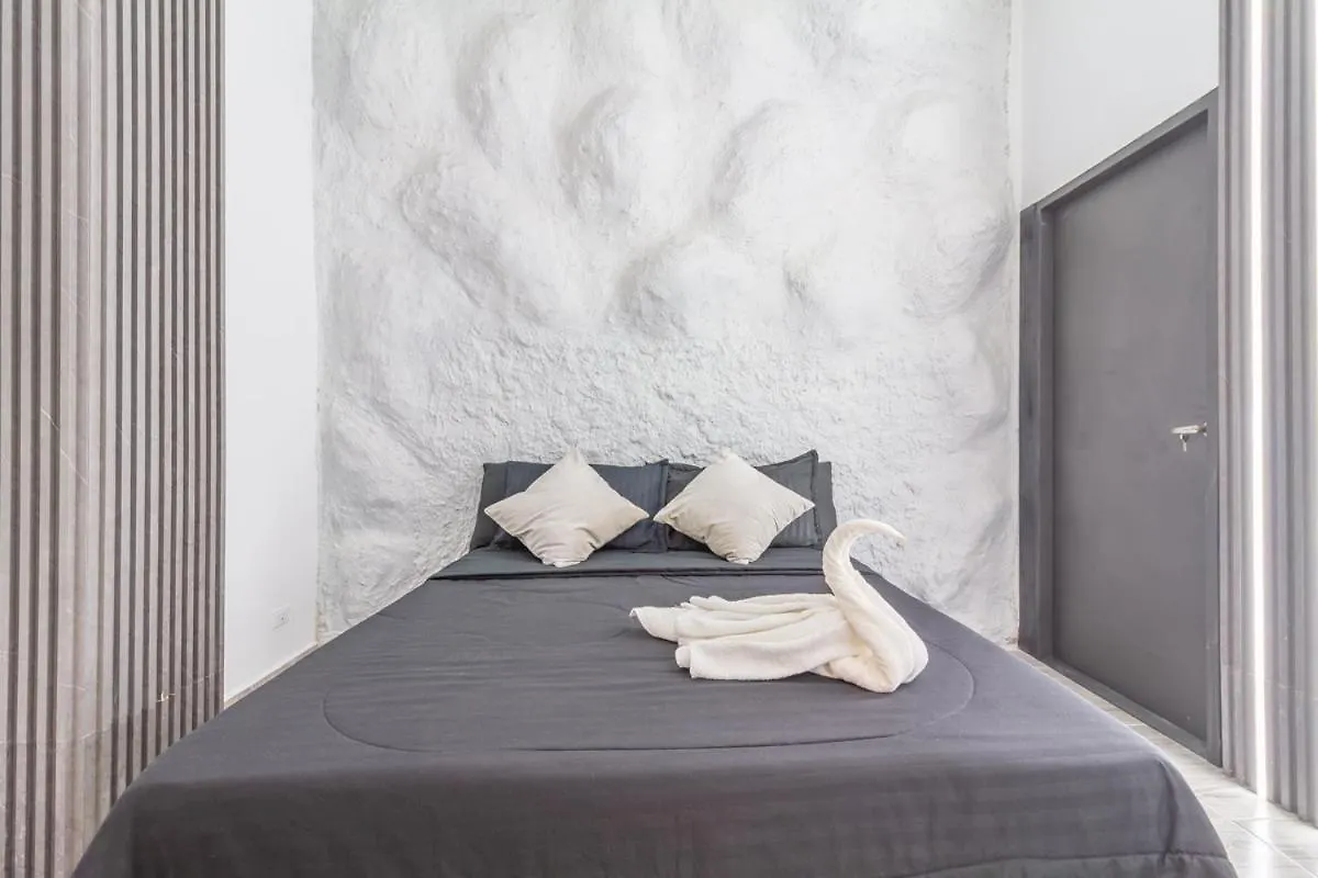 Apartment 6 Bedroom With Jacuzzi 1 Block From Lleras P10 Medellin Colombia