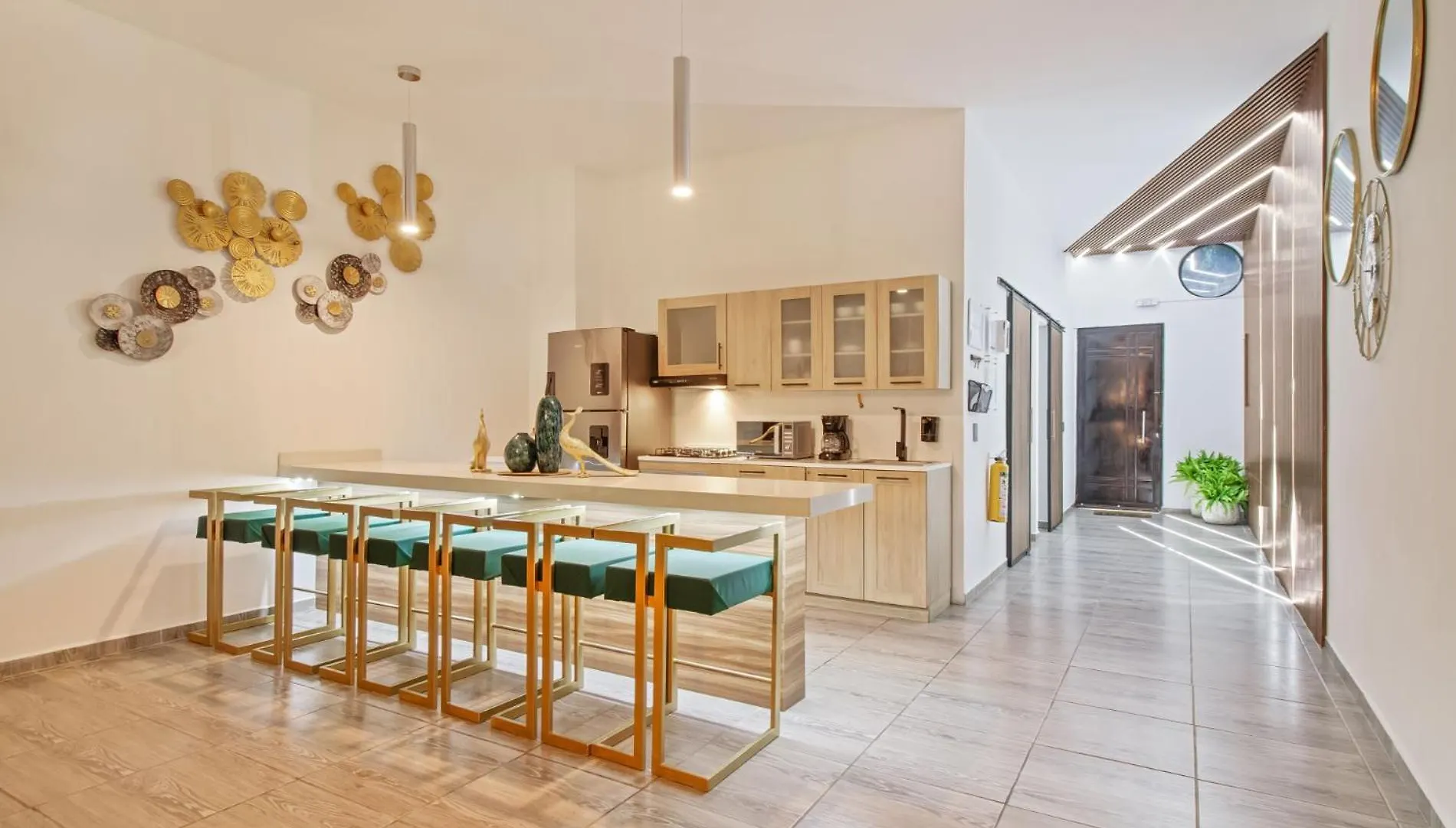 6 Bedroom With Jacuzzi 1 Block From Lleras P10 메딜린 0*,  콜롬비아