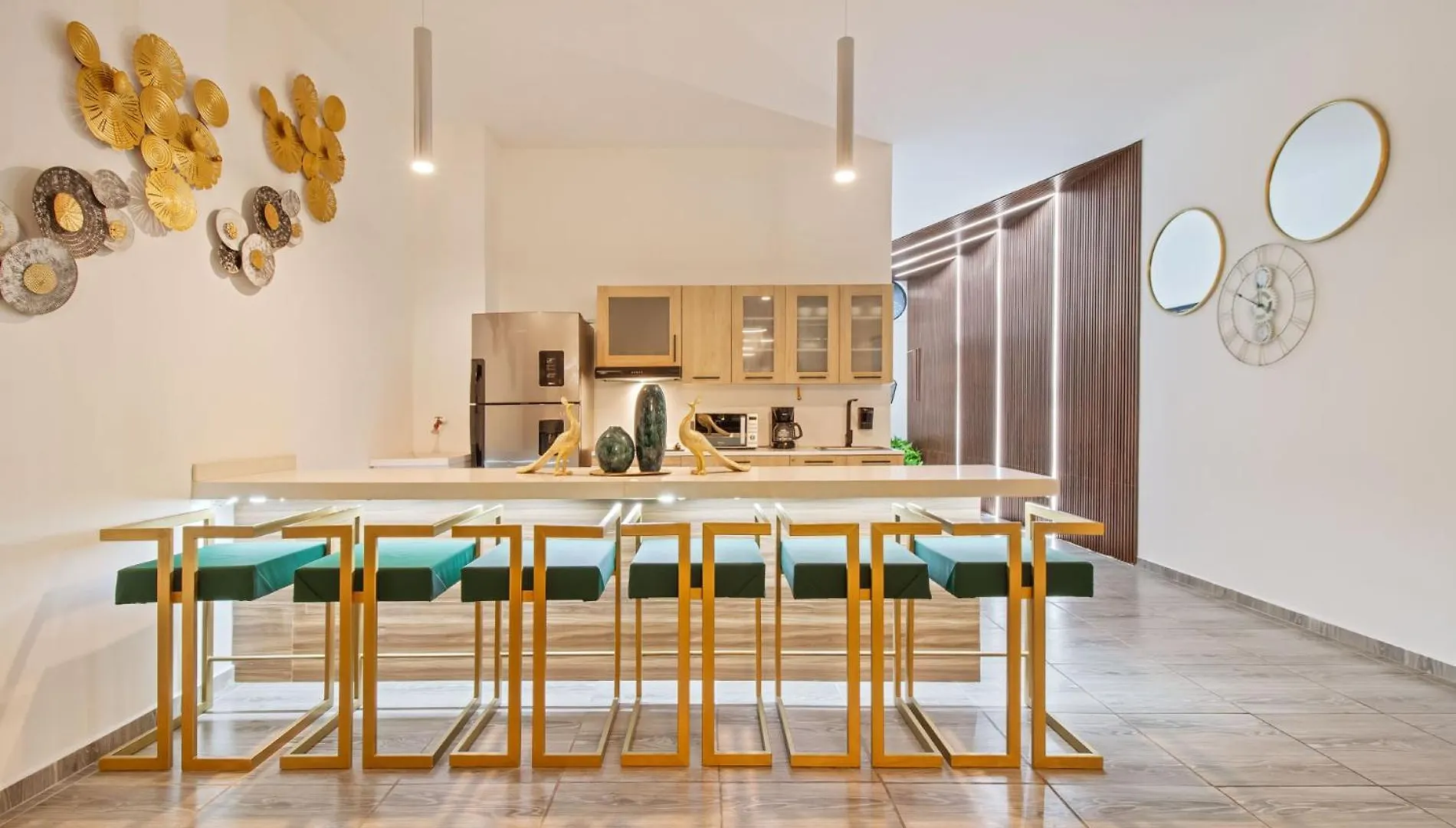 6 Bedroom With Jacuzzi 1 Block From Lleras P10 메딜린 콜롬비아