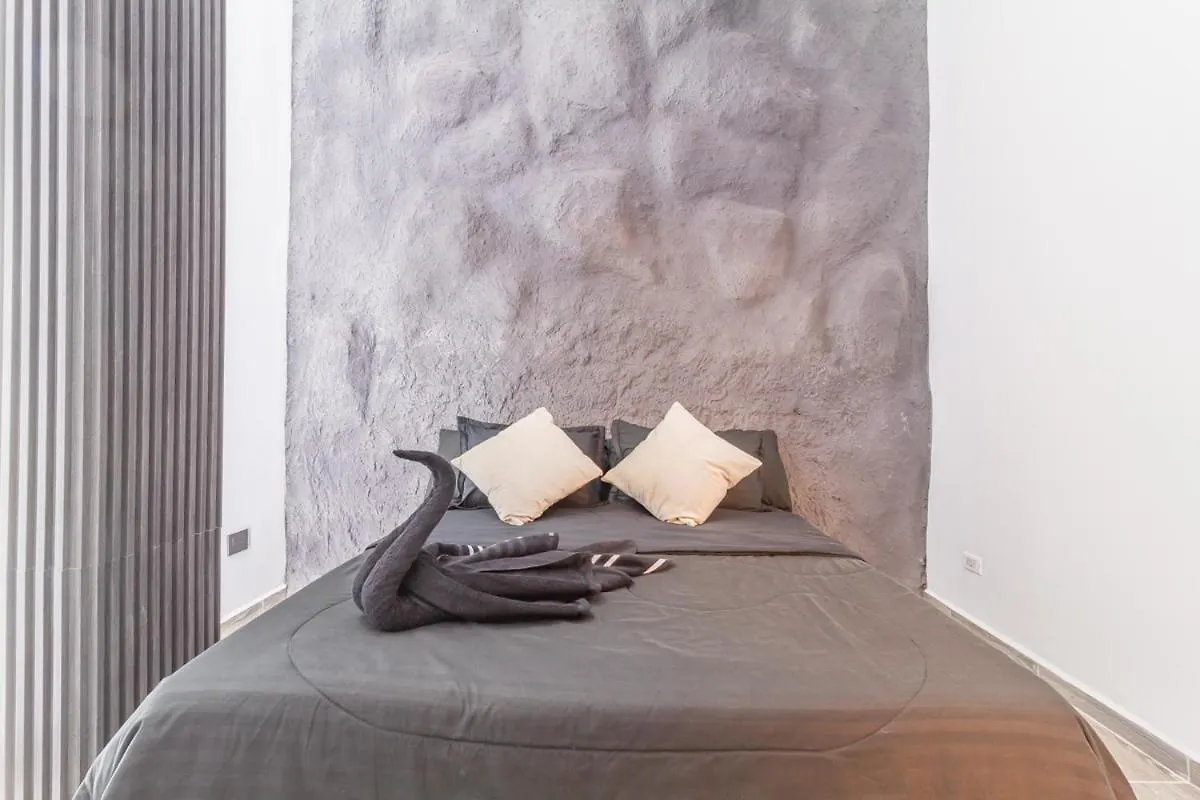 6 Bedroom With Jacuzzi 1 Block From Lleras P10 메딜린 아파트