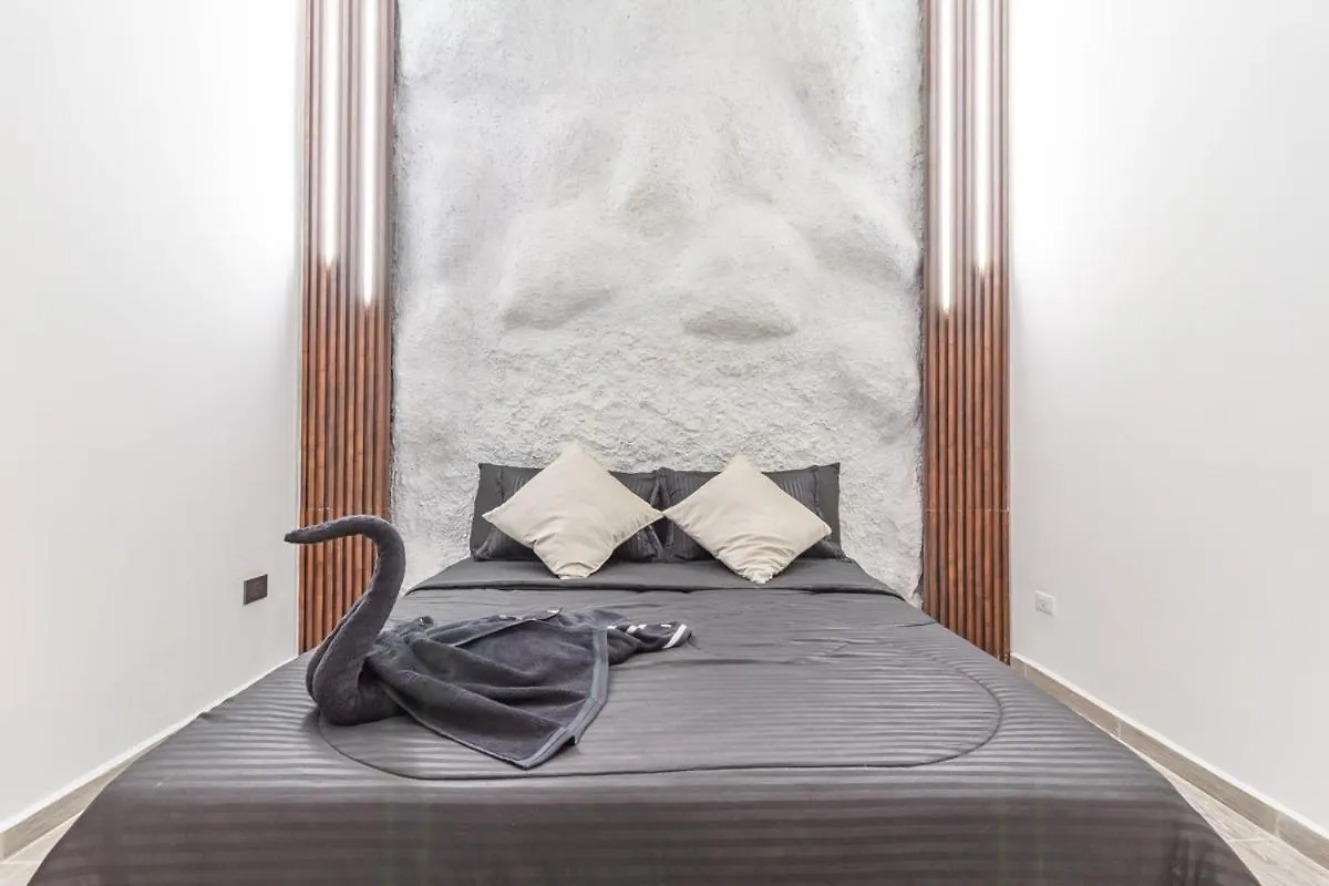 6 Bedroom With Jacuzzi 1 Block From Lleras P10 메딜린 0*,