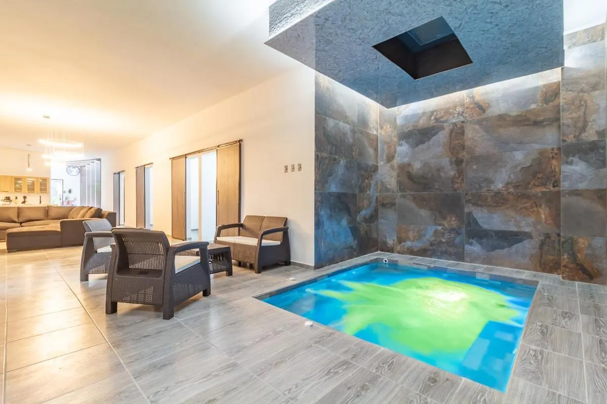 6 Bedroom With Jacuzzi 1 Block From Lleras P10 메딜린