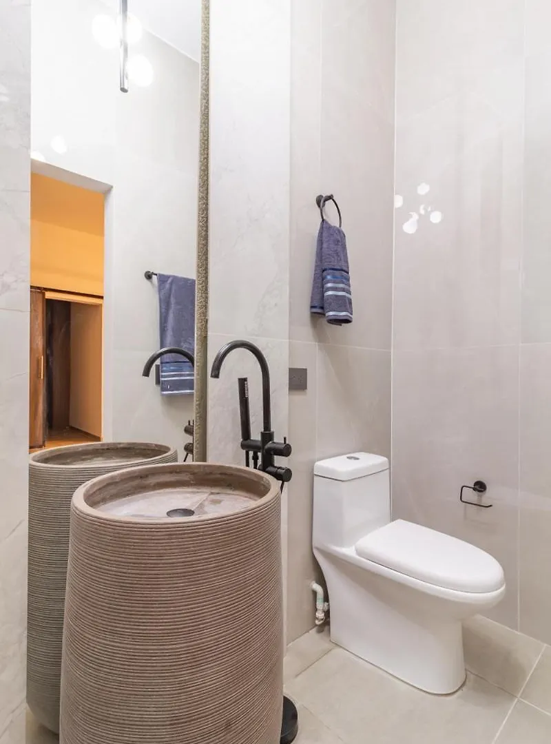 6 Bedroom With Jacuzzi 1 Block From Lleras P10 메딜린 콜롬비아