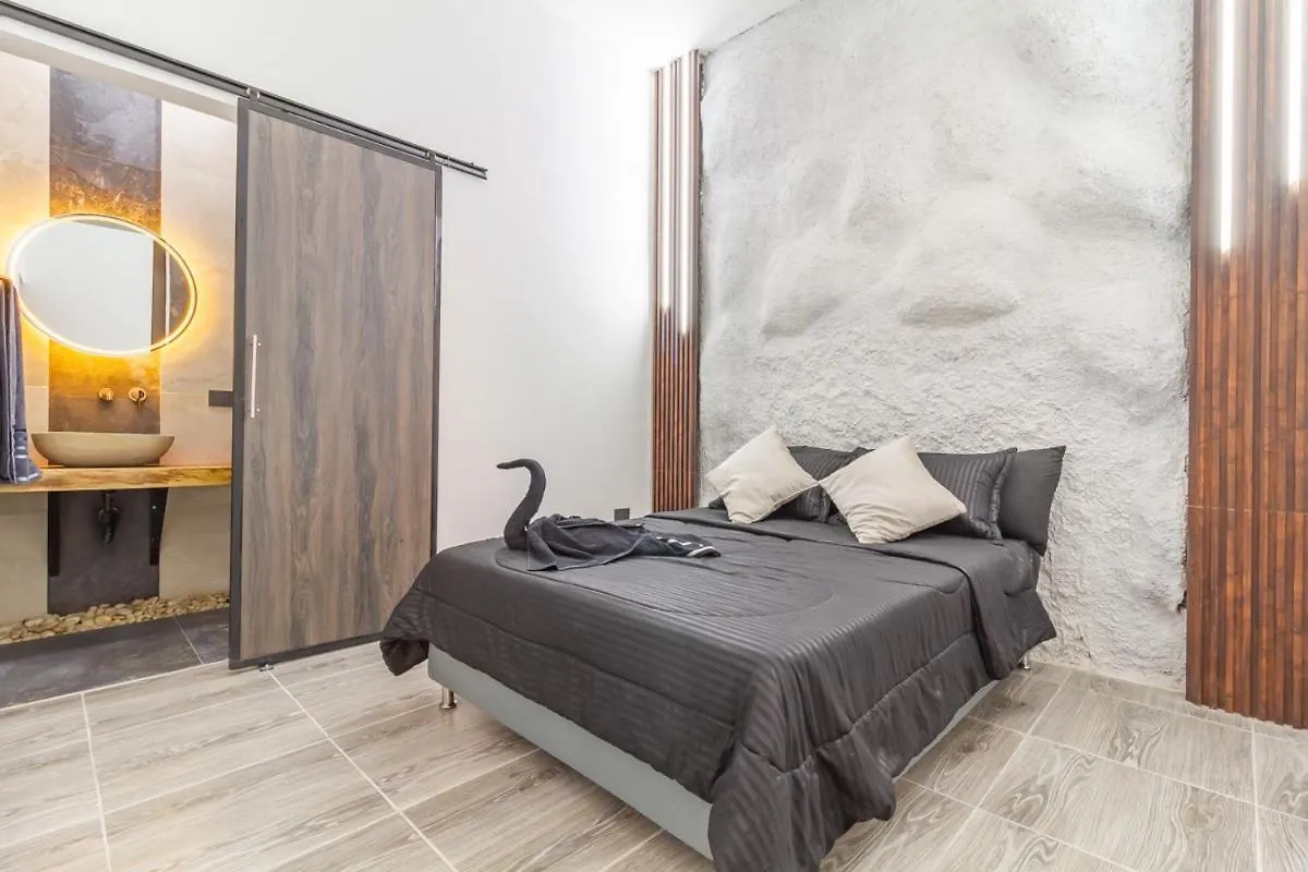 6 Bedroom With Jacuzzi 1 Block From Lleras P10 Medellín Colombia